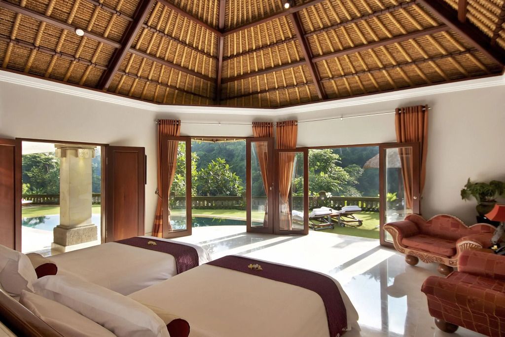 Geräumiges Zimmer mit großen Fenstern und Blick auf den Garten und die Landschaft.