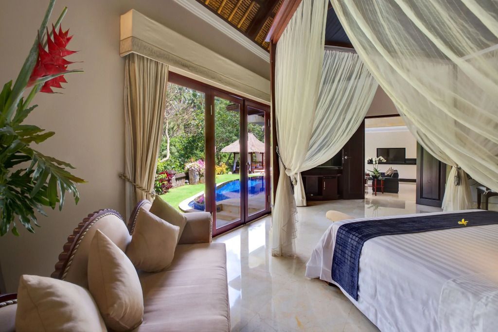 Himmelbett in der Villa mit direktem Zugang zum privaten Pool durch Schiebetüren.