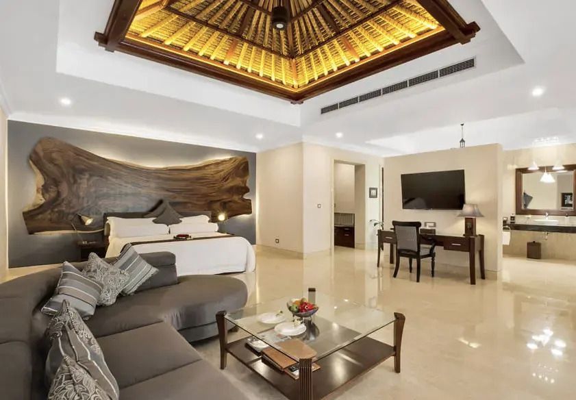 Geräumiges Schlafzimmer der Villa mit luxuriös gestaltenem Interieur und Sitzbereich.