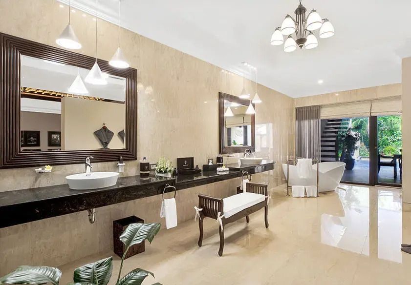 Luxuriöses Badezimmer mit eleganter Einrichtung und großzügigem Waschtisch.