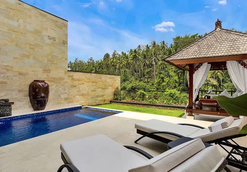 Privater Außenbereich der Villa mit Pool und Blick auf üppige Landschaft.