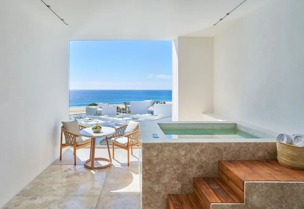 Private Terrasse mit Meerblick, Whirlpool und Sitzbereich.