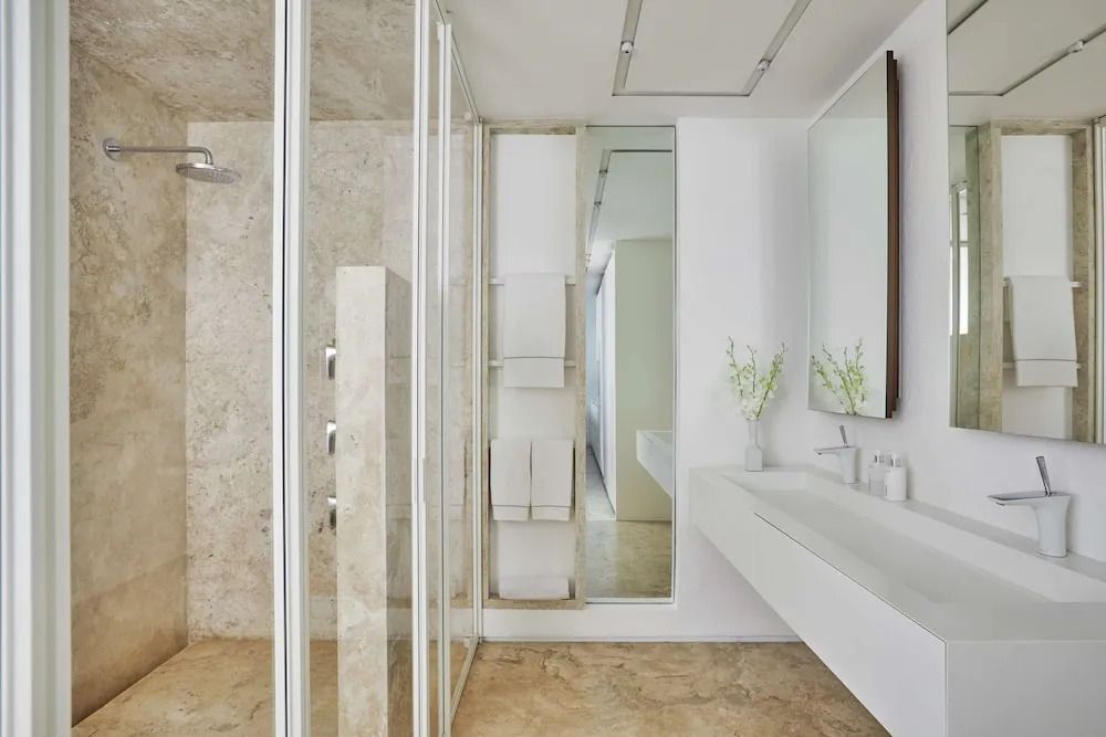 Modernes Badezimmer mit Glasdusche und Doppelwaschbecken