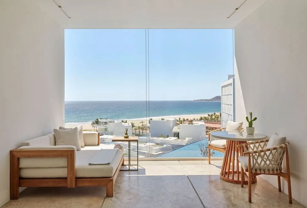 Zimmer mit Meerblick und moderner Einrichtung