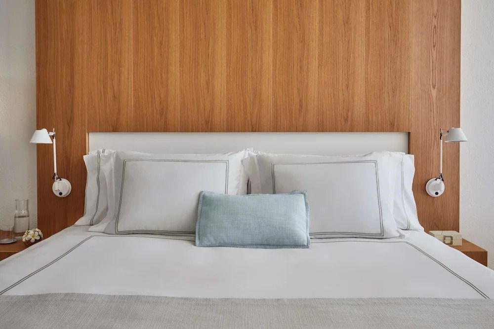 Komfortables Bett mit stilvollen Kissen im Hotelzimmer