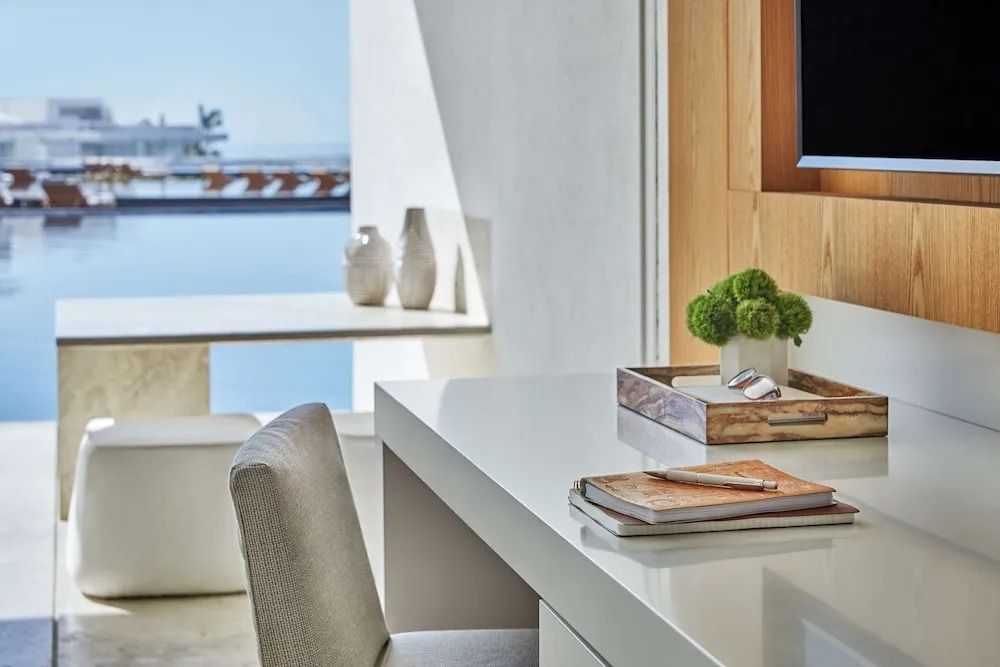 Schreibtisch mit Meerblick im Hotelzimmer