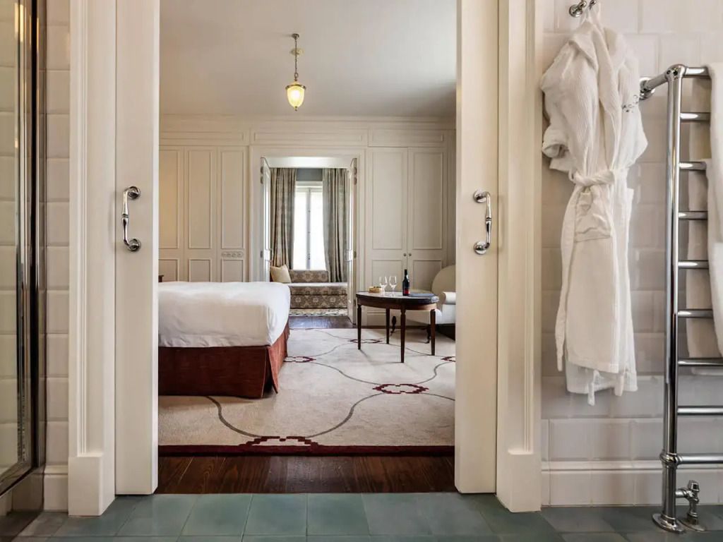 Raffinierte Inneneinrichtung einer Junior-Suite mit komfortablem Sitzbereich und luxuriösem Bett