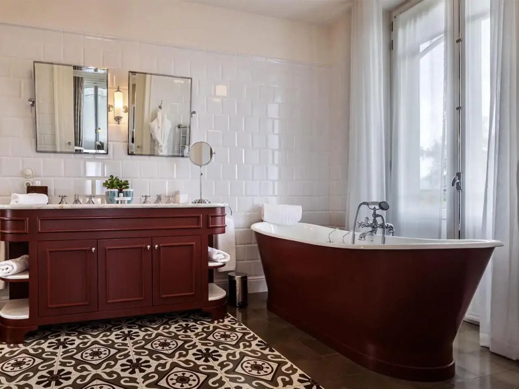 Luxuriöses Badezimmer in der Junior-Suite mit freistehender Badewanne und elegantem Waschtisch