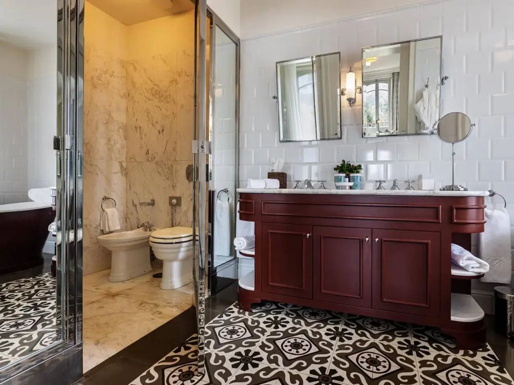 Geräumiges Badezimmer in Junior-Suite mit moderner Dusche und elegantem Doppelwaschtisch