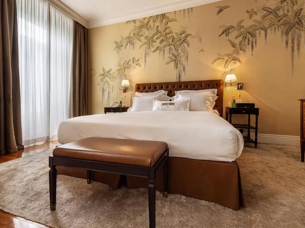 Elegantes Schlafzimmer der Doppel Suite mit großem Doppelbett und stilvollen Wänden