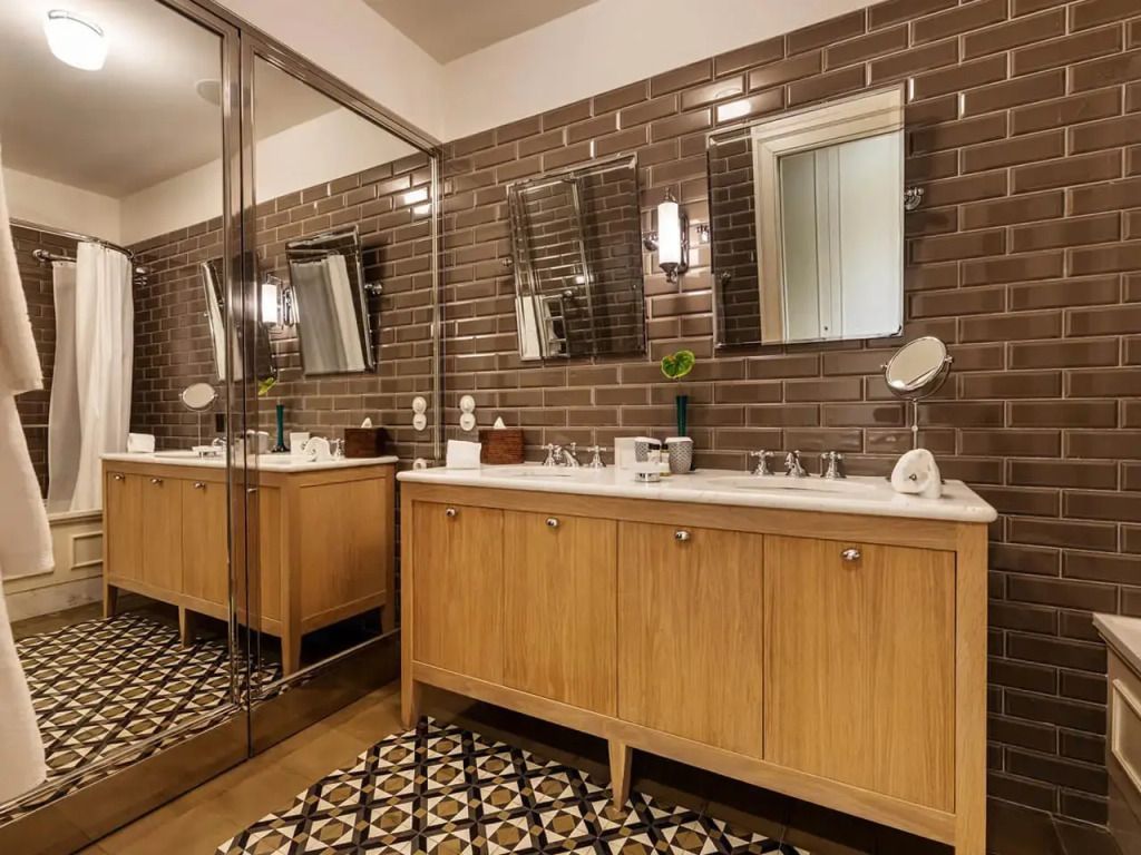 Modernes Badezimmer mit stilvollen Fliesen und großzügigem Waschtischbereich.