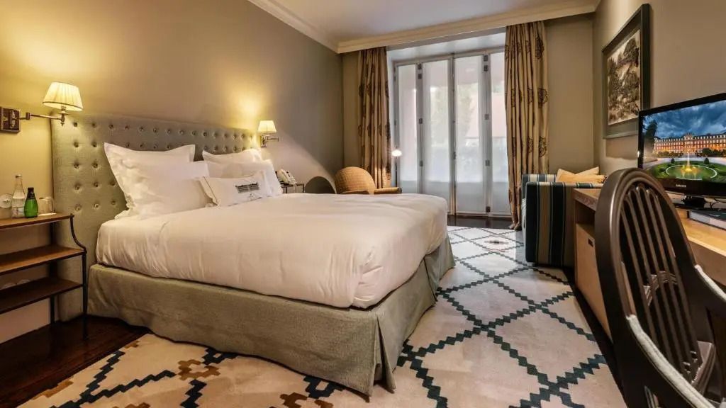 Elegantes Garden Doppel Zimmer mit großem Bett und stilvollem Dekor im Hotel Vidago Palace