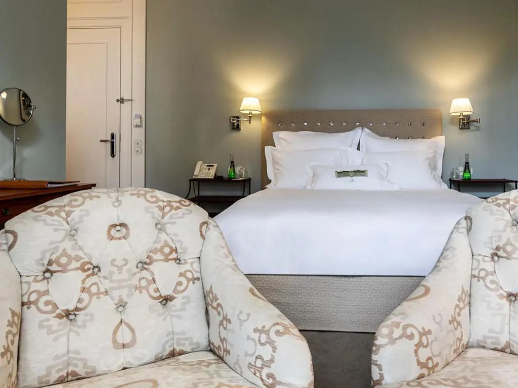 Klassisches Doppelzimmer mit gemütlichem Doppelbett und eleganten Sesseln