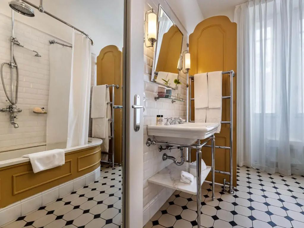 Badezimmer mit eleganter Ausstattung und Spiegeln