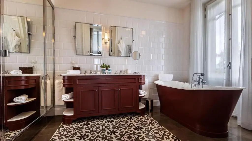 Luxuriöses Badezimmer mit freistehender Badewanne und Doppelwaschtisch
