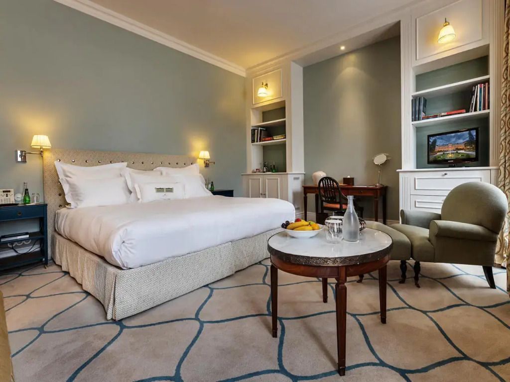 Geräumiges Superior Doppelzimmer mit elegantem Doppelbett und stilvoller Einrichtung
