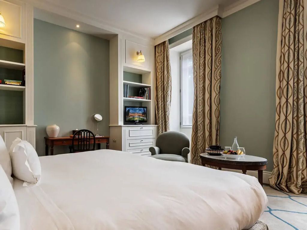 Einladendes Superior Doppelzimmer mit Schreibtisch, Sessel und Blick auf große Fenster
