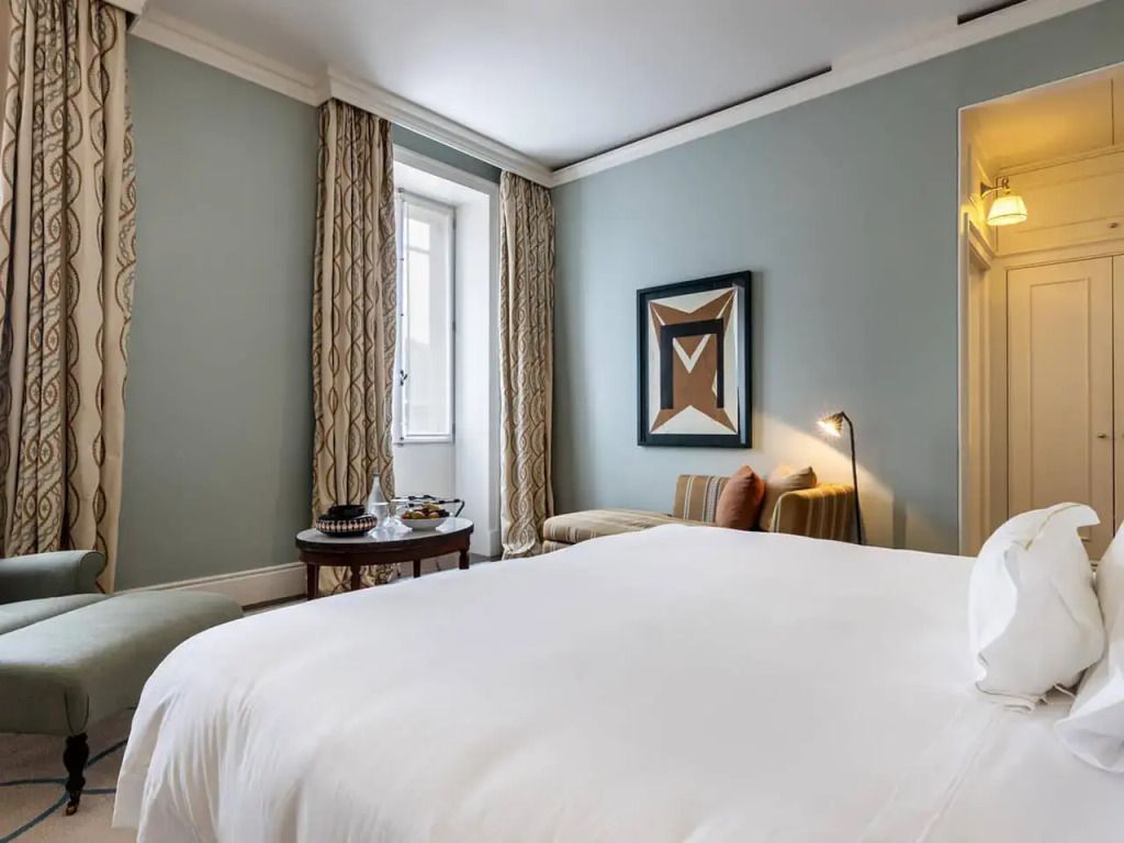 Designer-Details im Superior Doppelzimmer mit Kunstwerk und üppigem Bett