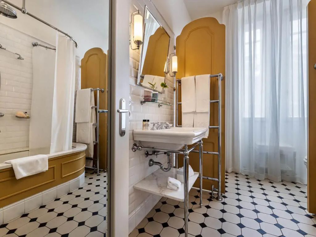 Elegantes Badezimmer mit moderner Ausstattung und stilvollen Akzenten