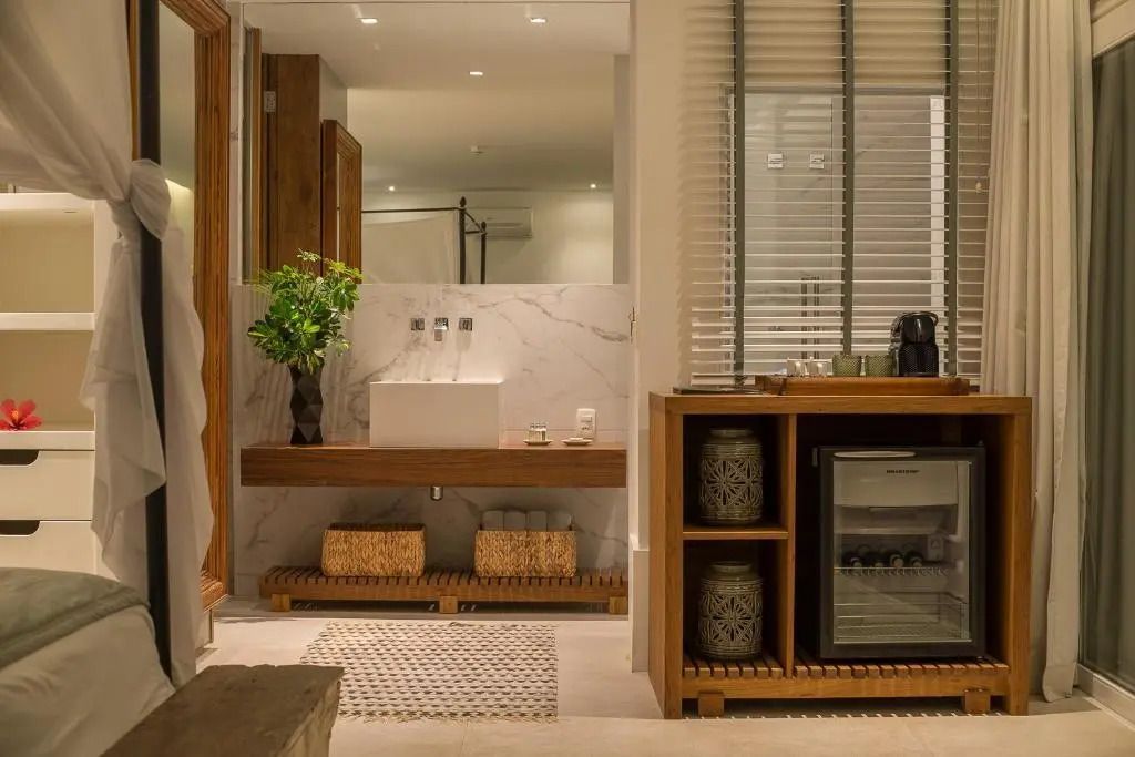 Modernes Badezimmer mit Holz- und Marmorelementen und freundlicher Beleuchtung.