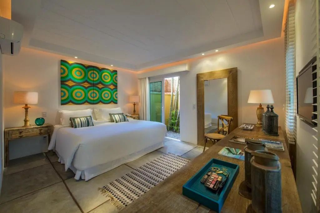 Elegantes Hotelzimmer mit großem Bett und dekorativer Kunst an der Wand
