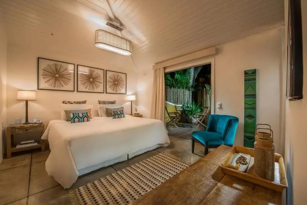 Gemütliches Hotelzimmer mit moderner Einrichtung und Zugang zur Terrasse