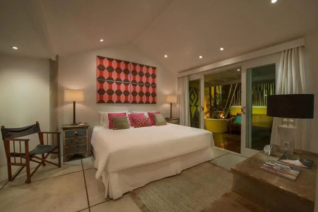 Hotelzimmer mit Doppelbett und Zugang zu einer privaten Terrasse