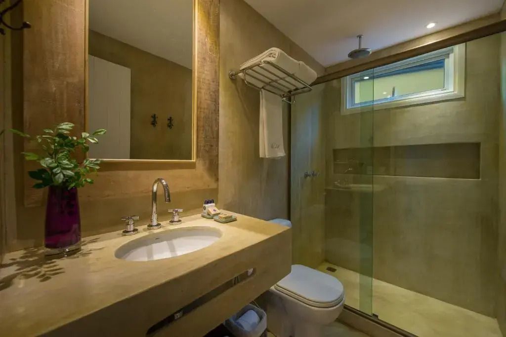 Modernes Badezimmer mit Glasduschkabine und großen Spiegel