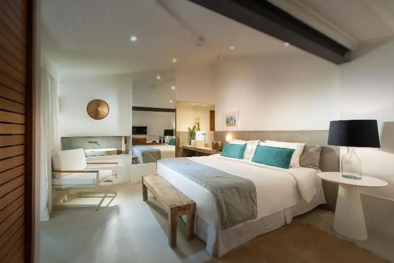 Geräumiges Schlafzimmer mit Doppelbett und Sitzbereich