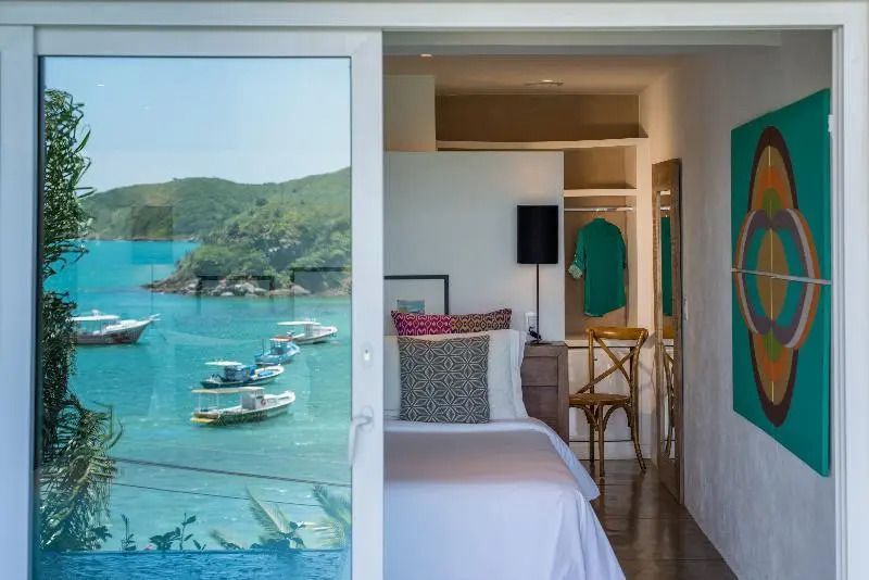 Blick aus dem Zimmer auf türkisfarbenes Wasser und Boote