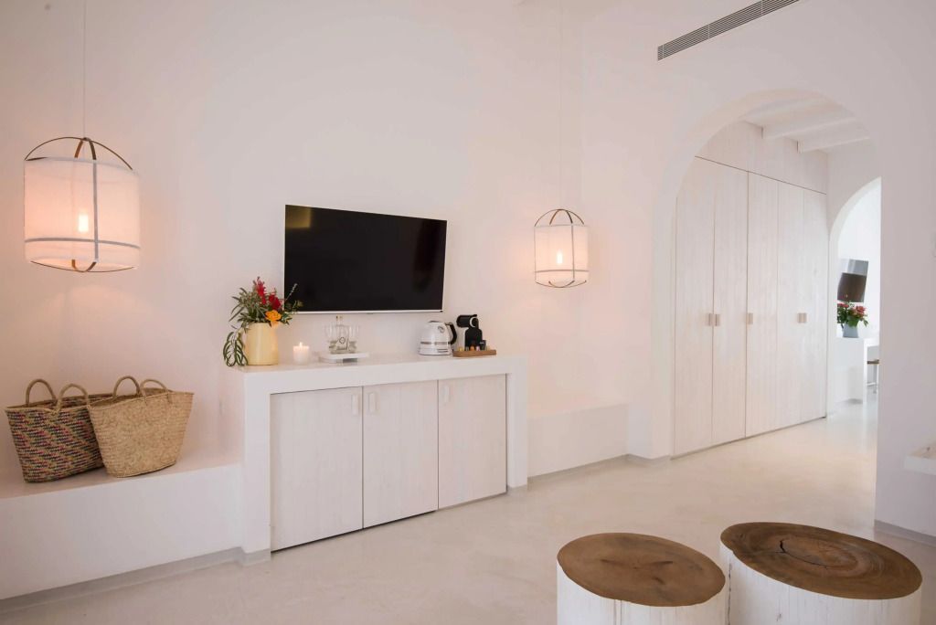 Modernes Zimmerinterieur mit Fernseher und eleganter Beleuchtung