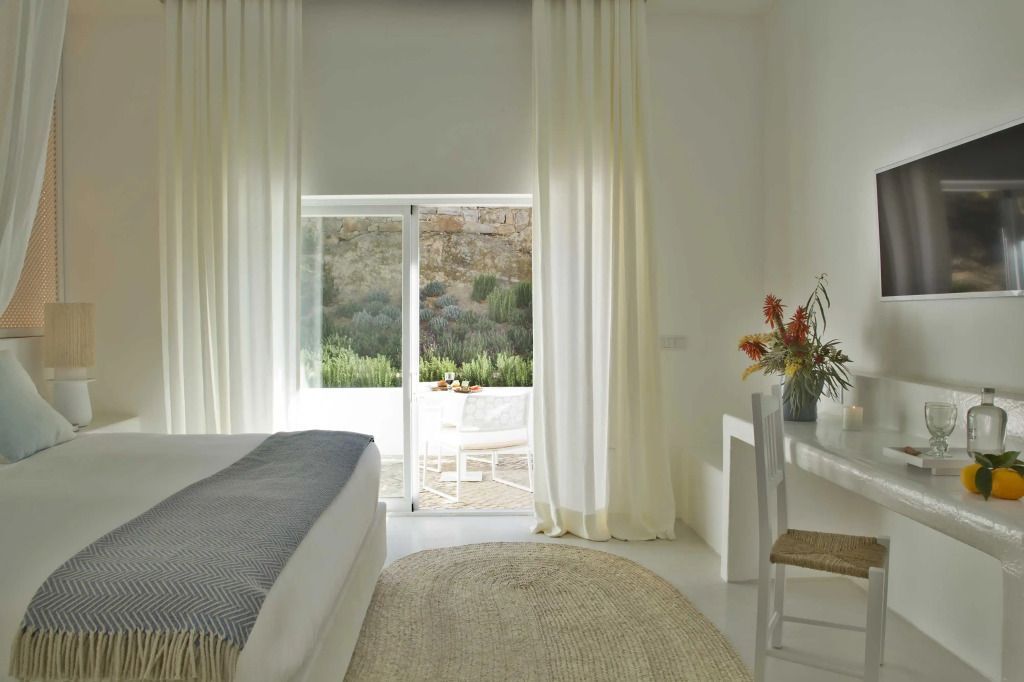 Helles Schlafzimmer mit Blick auf eine private Terrasse