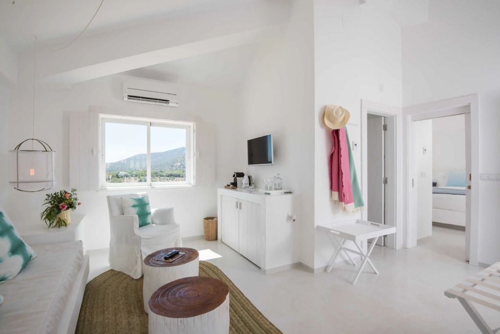 Gemütliche Sitzecke mit Fernseher und großem Fenster in der Junior-Suite.