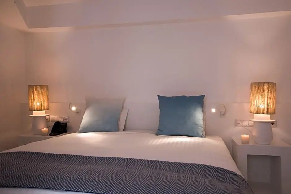 Gemütliches Schlafzimmer mit Doppelbett und blauen Akzenten