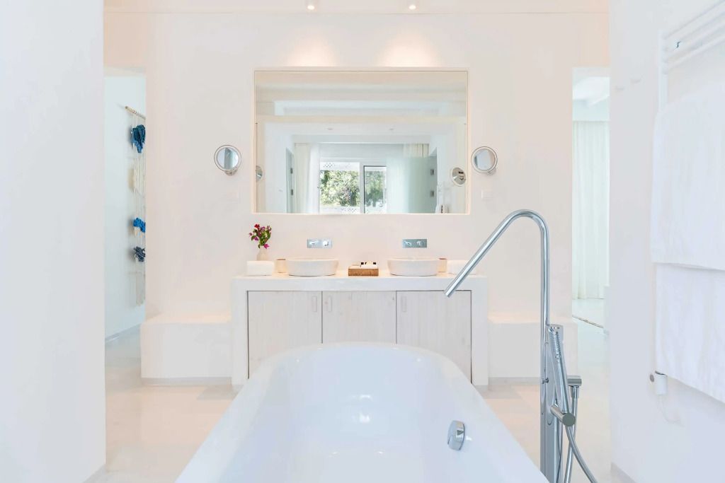 Moderne Badewanne in elegantem Badezimmer mit großem Spiegel