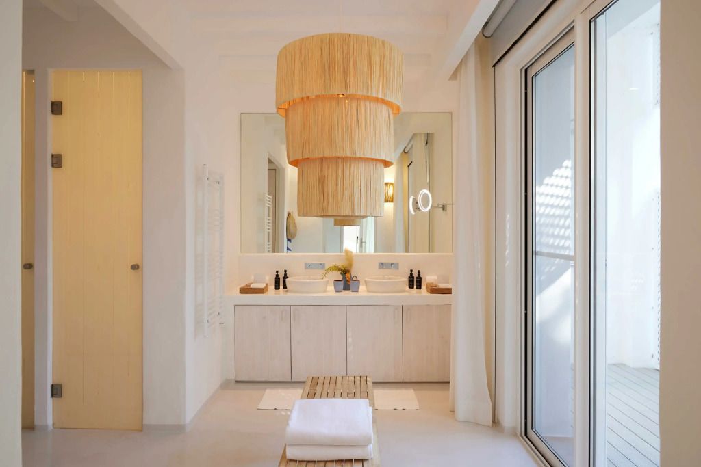 Badezimmer mit großen Spiegeln und eleganter Hängelampe