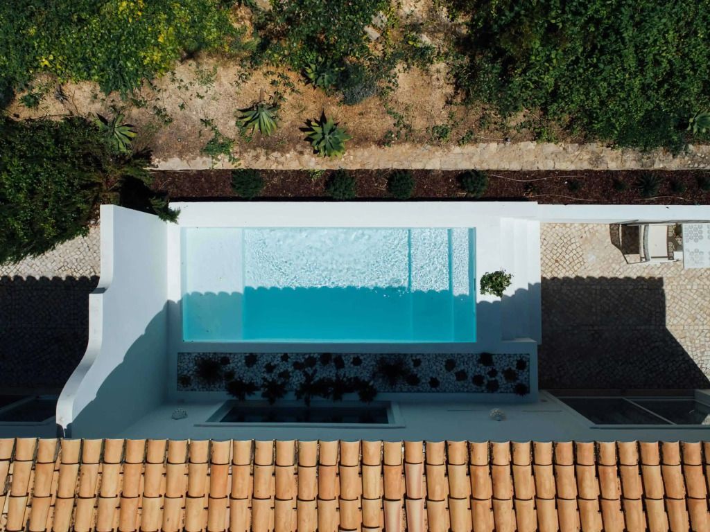 Luftaufnahme eines privaten Pools in einer eleganten Suite mit mediterranen Elementen