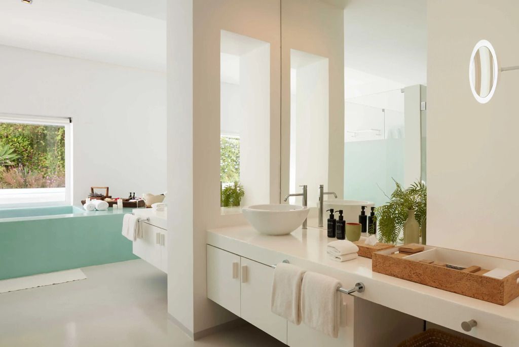 Doppelwaschtisch in einem stilvollen Badezimmer mit elegantem Design