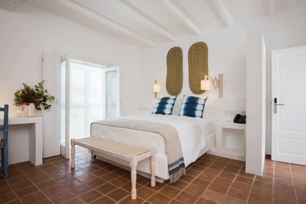 Helles Zimmer mit Doppelbett und modernem Design im Octant Vila Monte