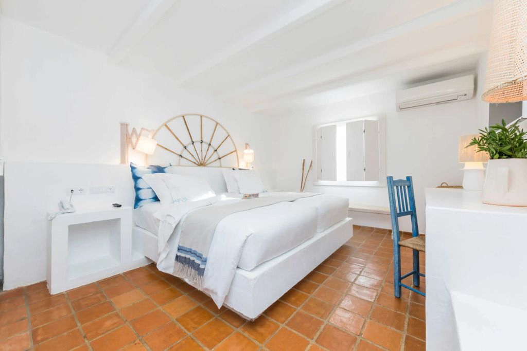 Helles Doppelzimmer mit elegantem Design und weißen Möbeln im Octant Vila Monte