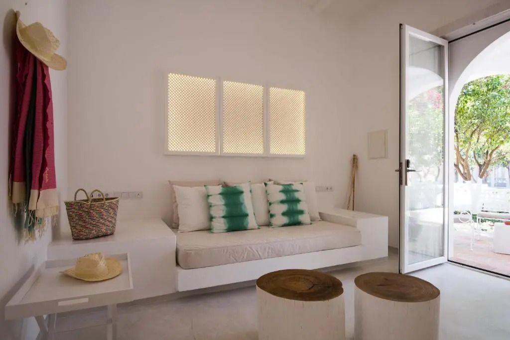 Helles Wohnzimmer in einer Suite mit modernem Design und stilvollen Dekorationselementen