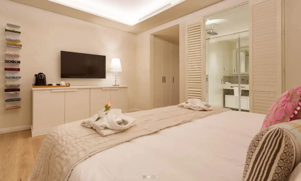 Luxuriös gestaltetes Schlafzimmer mit modernen Annehmlichkeiten und elegantem Design