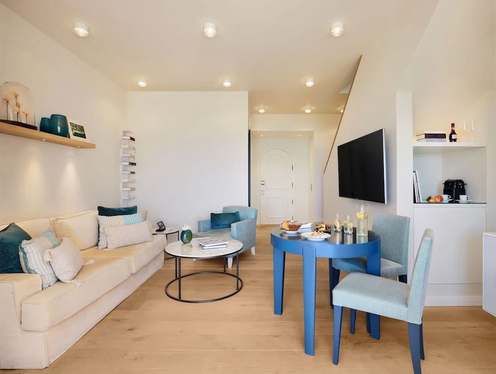 Wohnbereich der Familiensuite mit stilvoller Einrichtung im Vila Vita Parc