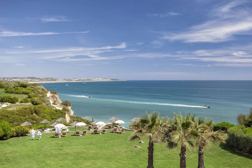 Atemberaubender Blick auf Palmen und das glitzernde Meer von Vila Vita Parc