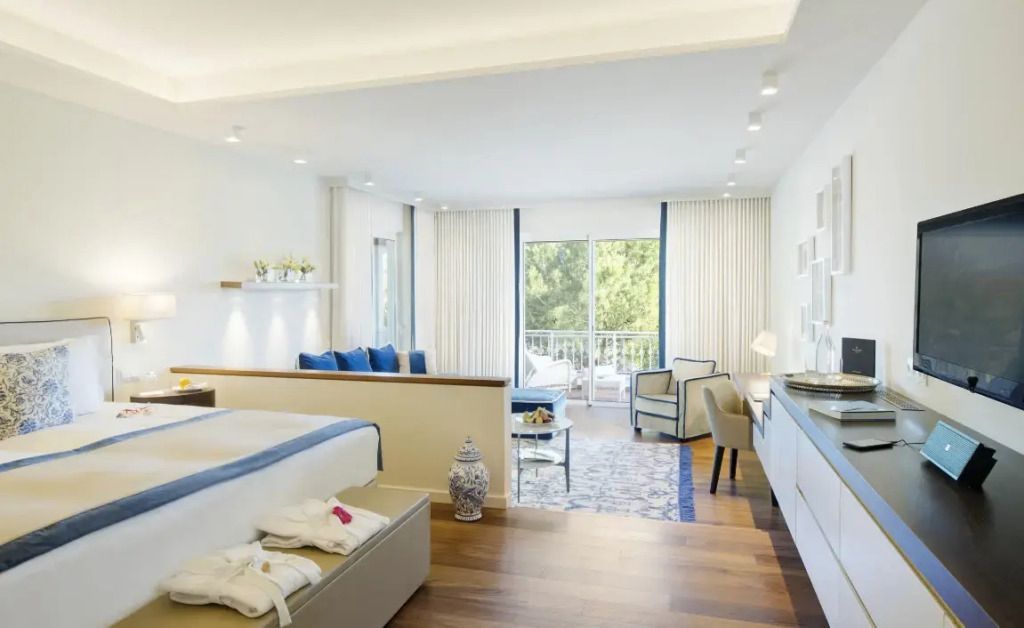 Helle Junior-Suite mit modernem Design und Blick auf den Balkon