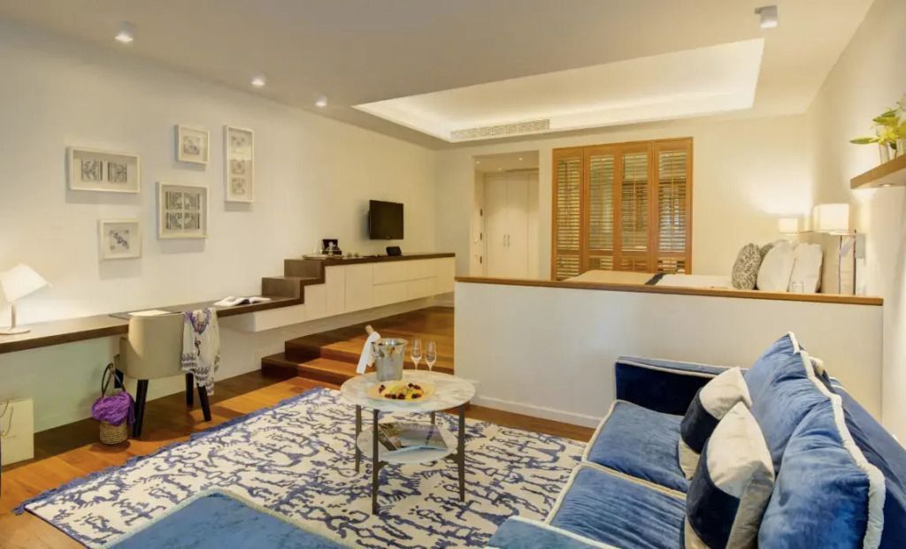 Luxuriöse Junior-Suite mit gemütlichem Wohnbereich und Kunstwerken an der Wand