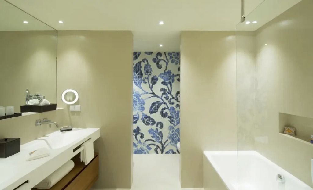 Modernes Badezimmer mit eleganter blau-weißer Verzierung an der Wand