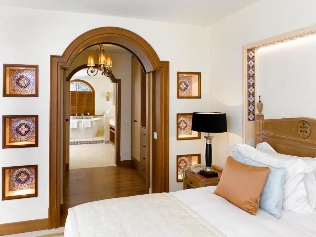 Gemütliches Schlafzimmer in der Premium Suite mit traditionellem Bogendurchgang
