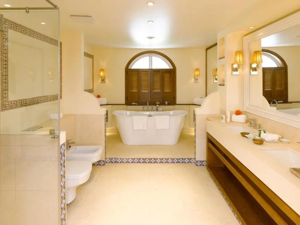 Geräumiges Badezimmer mit freistehender Badewanne und Doppelwaschbecken