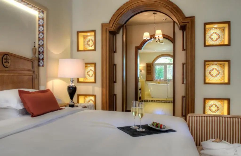 Elegantes Schlafzimmer der Premium Suite mit Blick in das Badezimmer
